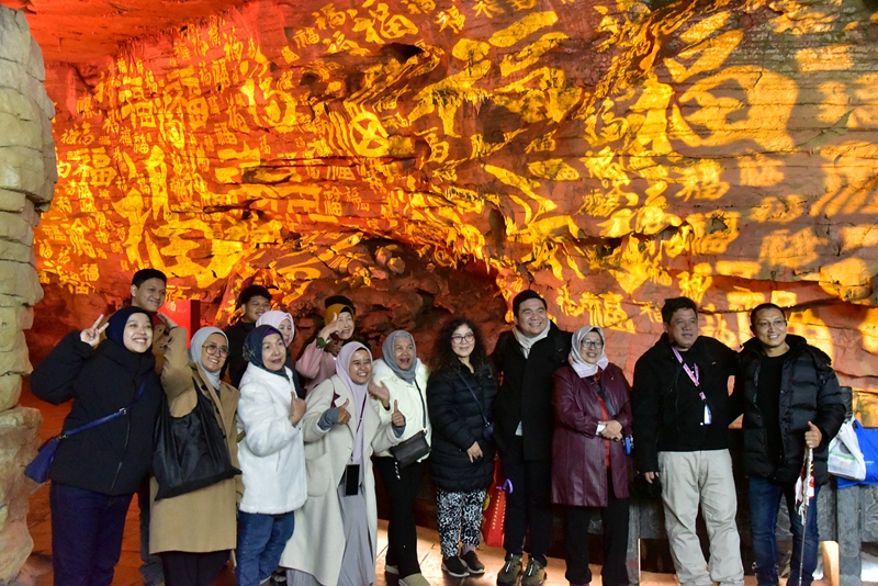 黃龍洞景區(qū)春節(jié)活動精彩啟幕，中外文化交融共譜新春樂章