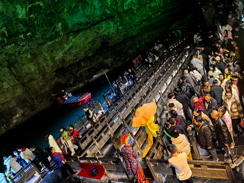 黃龍洞景區(qū)有序應(yīng)對客流高峰，近萬中外游客共享“潮玩中國年”